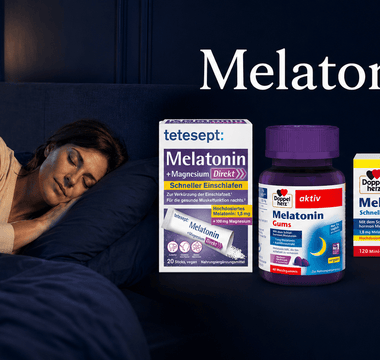 Frau schläft nachts neben tetesept Melatonin Sticks, Doppelherz Melatonin Gums und Doppelherz Melatonin Intense Tabletten