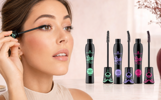 Frau trägt Mascara auf; daneben drei essence Lash Princess Mascaras im Vergleich
