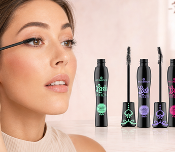 Frau trägt Mascara auf; daneben drei essence Lash Princess Mascaras im Vergleich