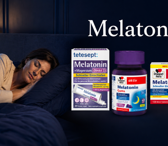 Frau schläft nachts neben tetesept Melatonin Sticks, Doppelherz Melatonin Gums und Doppelherz Melatonin Intense Tabletten