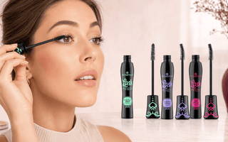 Frau trägt Mascara auf; daneben drei essence Lash Princess Mascaras im Vergleich
