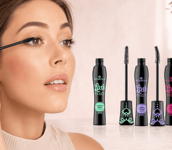 Frau trägt Mascara auf; daneben drei essence Lash Princess Mascaras im Vergleich