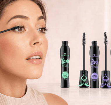 Frau trägt Mascara auf; daneben drei essence Lash Princess Mascaras im Vergleich