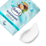 Balea Fußmaske Sachet in Hellblau mit Macadamia-Motiv und einem Klecks weißer, cremiger Textur auf weißem Hintergrund.