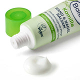 Balea Kamille Hand- und Nagelbalsam in der 30 ml Tube mit grünem Deckel und einem Klecks weißer Creme auf weißem Hintergrund.