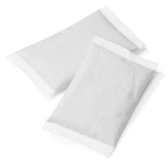 Zwei weiße, rechteckige Balea Handwärmer-Pads aus weichem Vliesmaterial auf weißem Hintergrund.