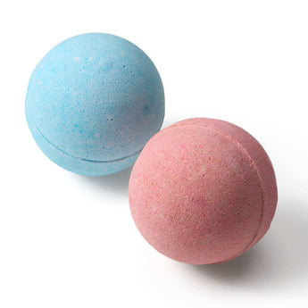 Zwei runde Balea Badebomben in Blau und Rosa auf weißem Hintergrund für ein pflegendes Badeerlebnis.