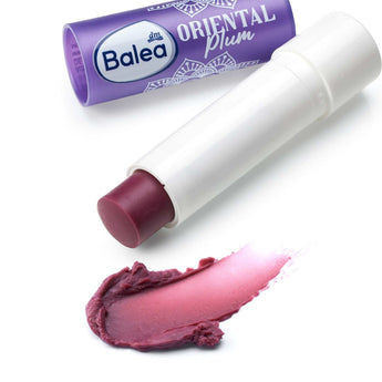 Balea Oriental Plum Lippenpflege Stift in Lila mit Sheabutter und einem dunklen Pflaumen-Farbabstrich auf weißem Grund.
