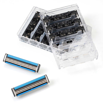 Zwei 3-Klingen-Rasierköpfe mit blauem Gleitstreifen und eine transparente Kunststoff-Aufbewahrungsbox auf weißem Hintergrund.