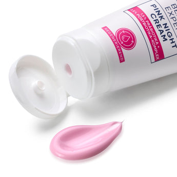 Balea Beauty Expert Pink Night Creme in weißer Tube mit geöffnetem Deckel und einem Klecks rosa Nachtcreme auf weißem Grund.