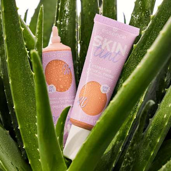 Foundation Skin Tint Hydrating Natural Finish LSF 30, 40 essence