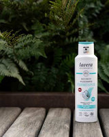 Shampoo Basis Sensitiv Feuchtigkeit & Pflege lavera NATURKOSMETIK